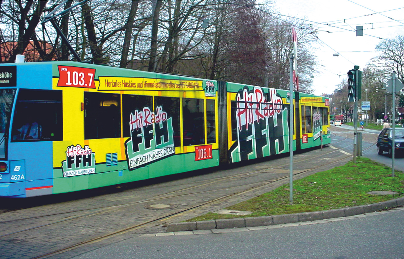 Vollflächig beklebte Straßenbahn als mobile Werbefläche